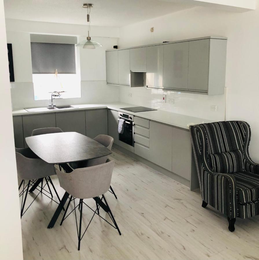 Spacious And Bright Town Centre Apartment Ballycastle Zewnętrze zdjęcie